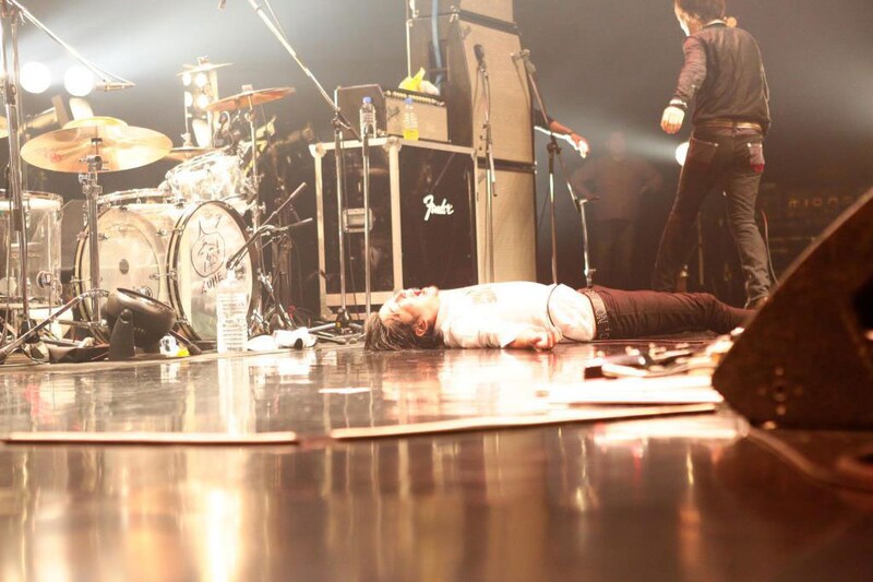 怒髪天「DOHATSUTEN三十路（ミソジ）まえ “七色の虹をかける野郎ども”」大阪・なんばHatch公演の様子（撮影：渡邉一生）。