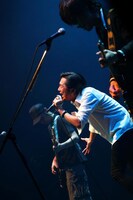 怒髪天「DOHATSUTEN三十路（ミソジ）まえ “七色の虹をかける野郎ども”」大阪・なんばHatch公演の様子（撮影：渡邉一生）。