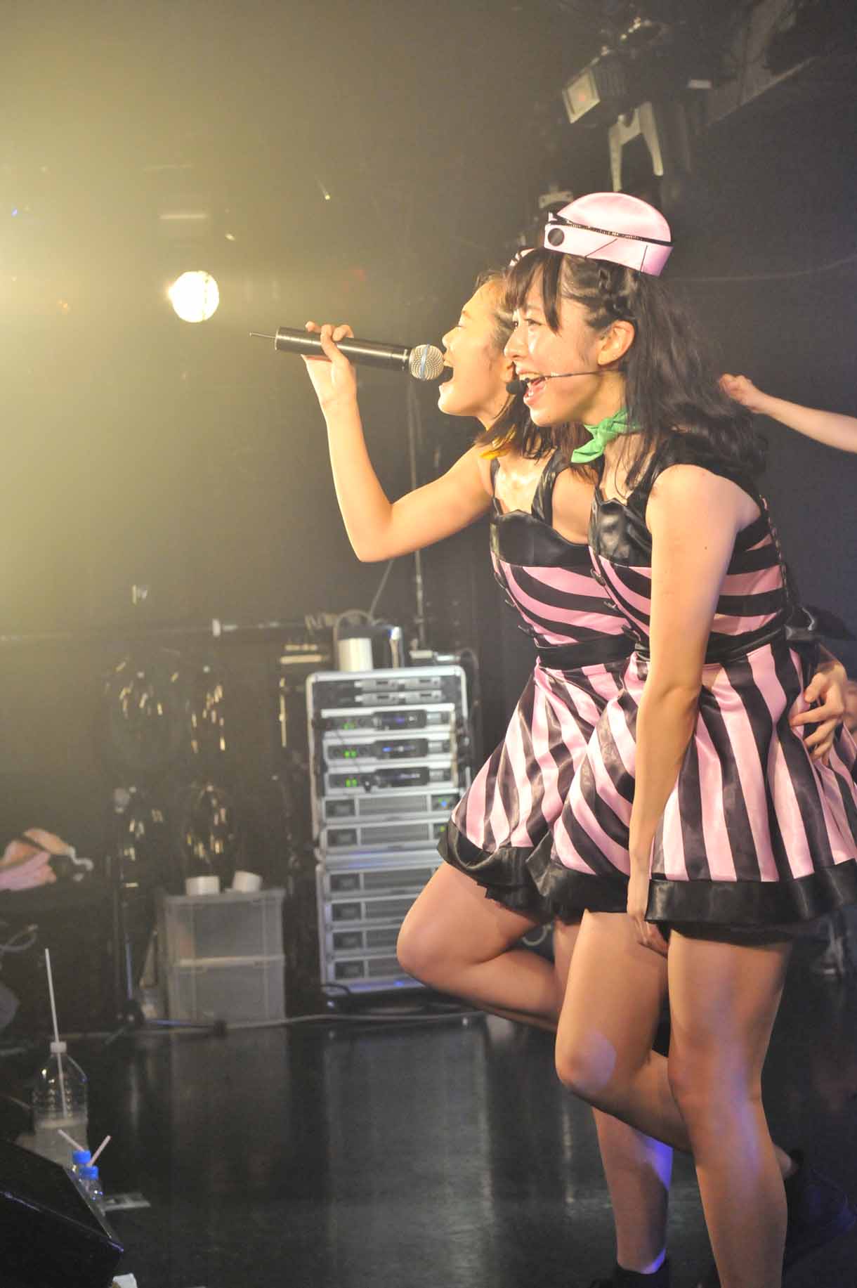 奥から森詩織、槙田紗子。