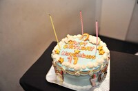 槙田紗子、奥仲麻琴、森詩織のために用意されたバースデーケーキ。