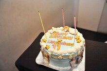 槙田紗子、奥仲麻琴、森詩織のために用意されたバースデーケーキ。