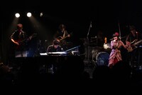 澤野弘之「[nZk]001」の様子。写真右は小林未郁。