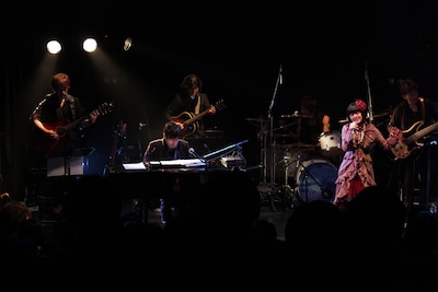 澤野弘之「[nZk]001」の様子。写真右は小林未郁。