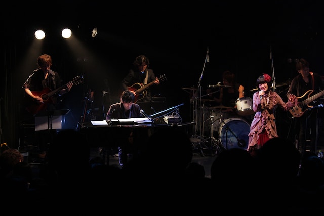 澤野弘之「[nZk]001」の様子。写真右は小林未郁。