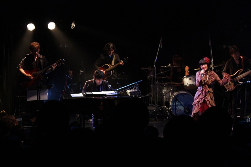 澤野弘之「[nZk]001」の様子。写真右は小林未郁。