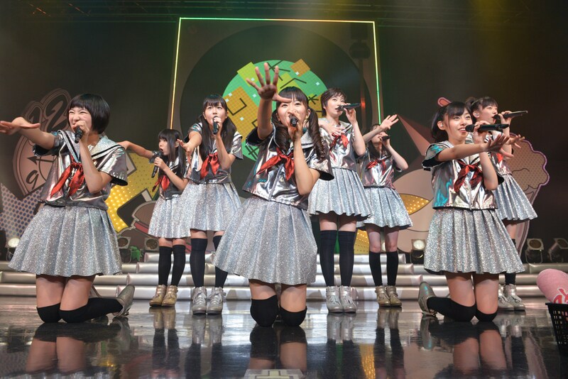 新曲「使ってポートフォリオ」を歌うエビ中。