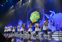 新曲「使ってポートフォリオ」を歌うエビ中。