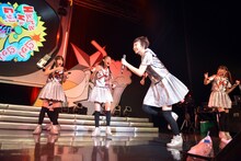 ステージ上を駆け回る安本彩花。