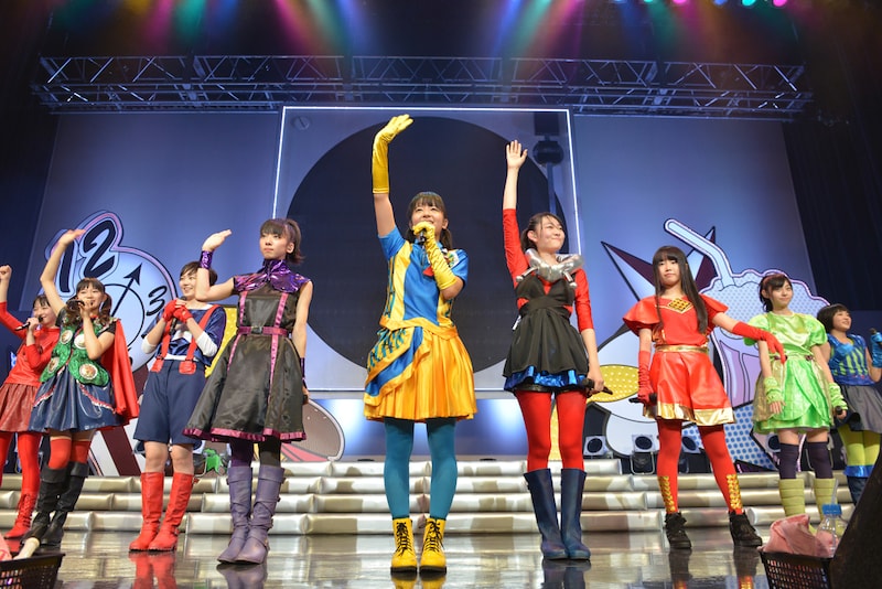 ステージ上にずらりと並んだ未確認中学生。