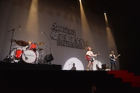 劇中歌「明日も」を披露するMUSH&Co.。