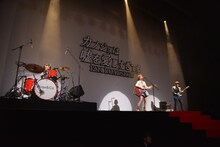 「カノジョは嘘を愛しすぎてる」の劇中歌「明日も」を披露するMUSH&Co.。