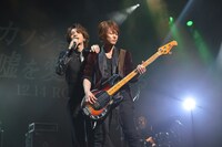 劇中歌「卒業」を演奏する三浦翔平と佐藤健。