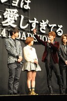 左から吉沢亮、大原櫻子、佐藤健。