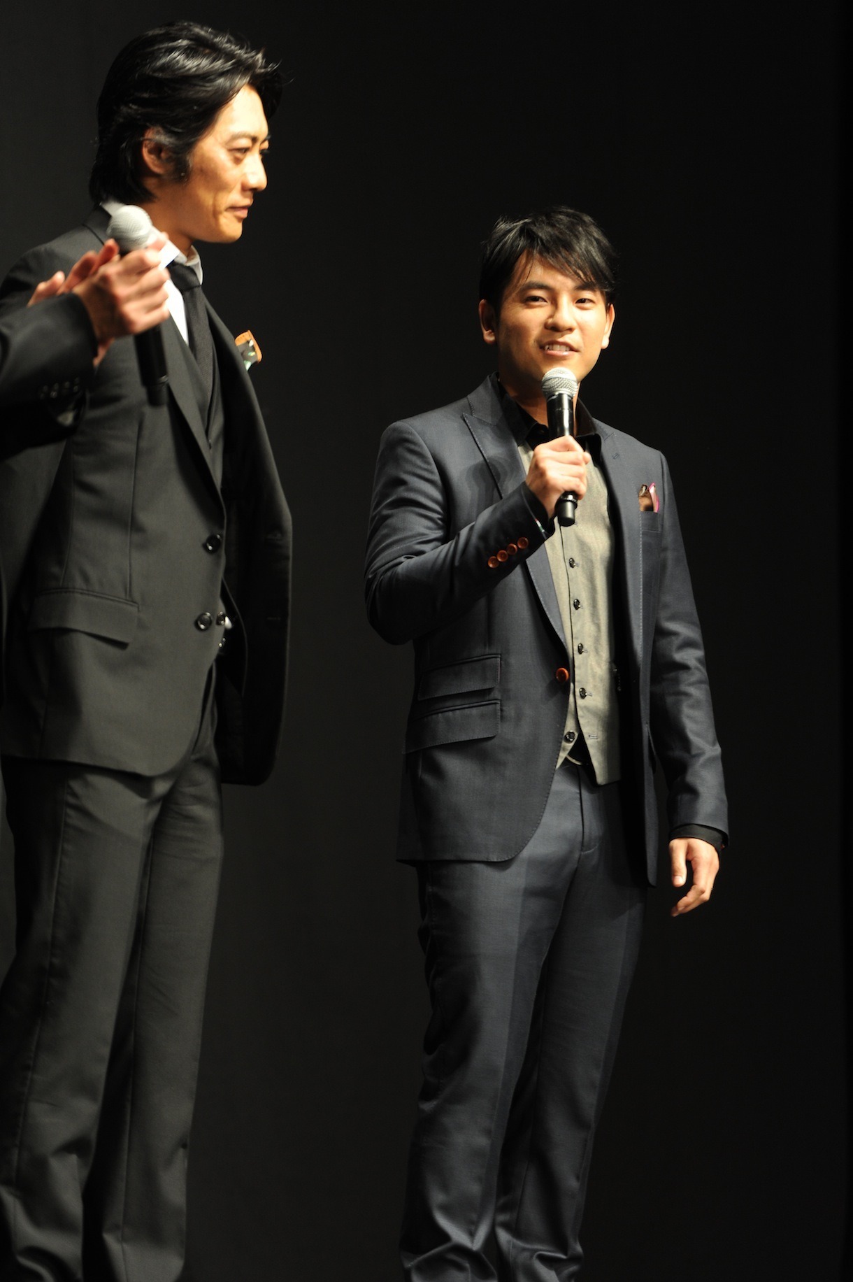反町隆史と小泉徳宏監督。