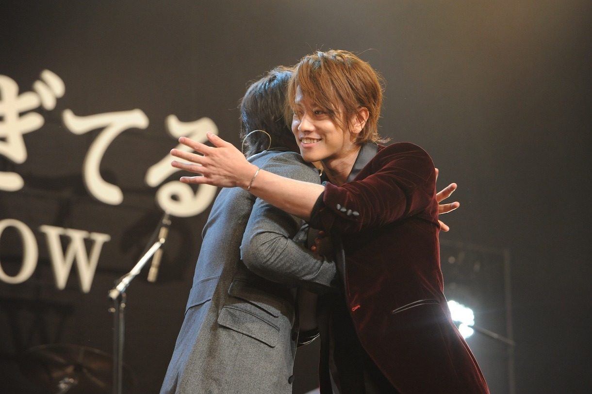 ライブを終え抱き合う窪田正孝（左）と佐藤健（右）。