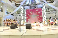 PASSPO☆とpaletによる綱引き対決の様子。