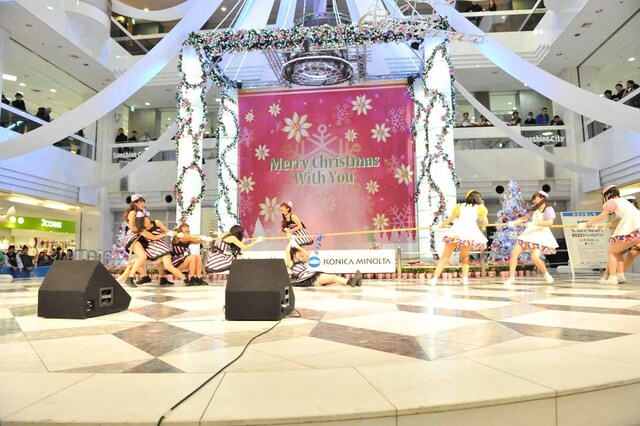 PASSPO☆とpaletによる綱引き対決の様子。