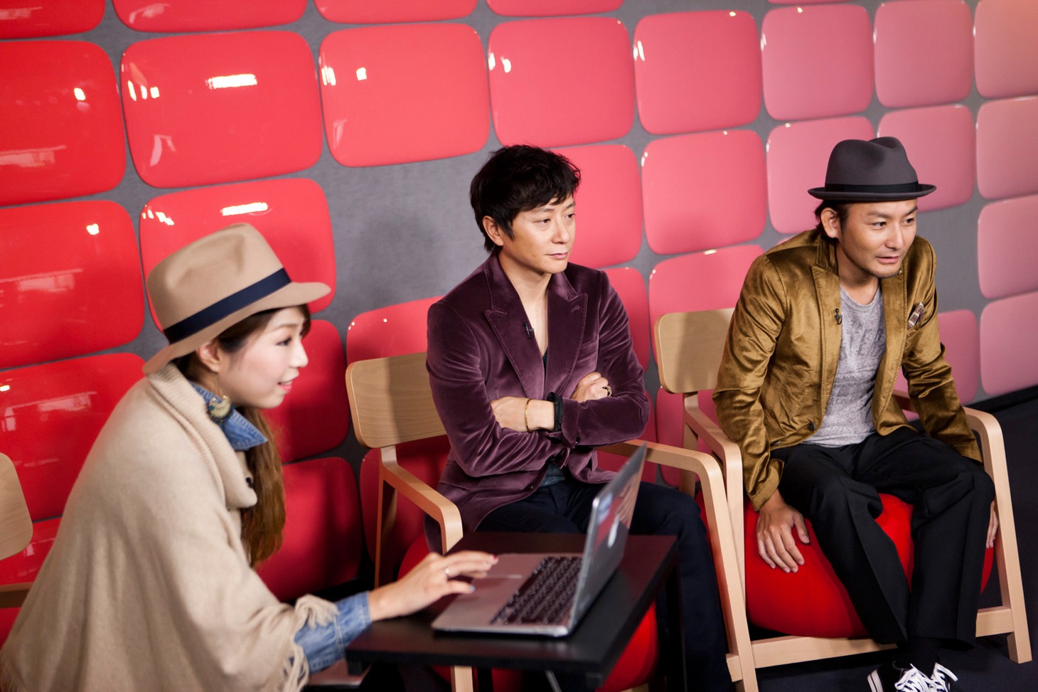 ポルノグラフィティ「MUSIC FRIDAY on Google+ | YouTube」出演時の様子。