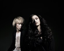 VANIRU。左からYUTO（G）、LEONEIL（Vo）。