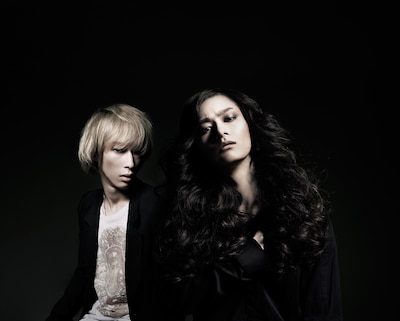 VANIRU。左からYUTO（G）、LEONEIL（Vo）