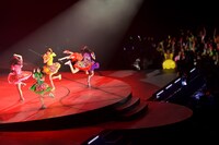 「行くぜっ！怪盗少女」での百田夏菜子のエビぞりジャンプ。