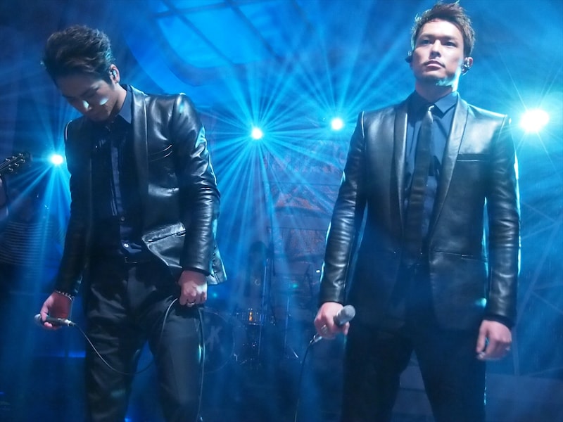 「レイニー ブルー」を収録する直前の登坂広臣、今市隆二（左から）。