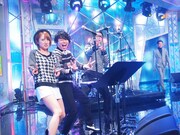 オープニングで「堂本兄弟のテーマ」を演奏中の高橋みなみ、西川貴教、槇原敬之と登場するAKIRA（左から）。