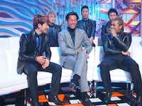 スタジオライブのパフォーマンスを、トークセットから見守るAKIRAと三代目JSBパフォーマーチーム。