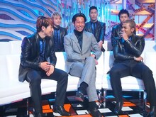 スタジオライブのパフォーマンスを、トークセットから見守るAKIRAと三代目JSBパフォーマーチーム。