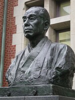 慶應義塾大学の開学の祖・福澤諭吉像。