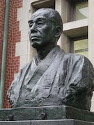 慶應義塾大学の開学の祖・福澤諭吉像。