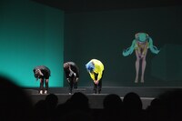 渋谷慶一郎＋初音ミク「THE END」パリ公演の様子。