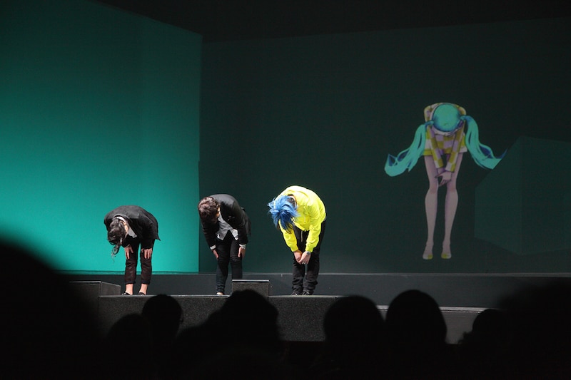 渋谷慶一郎＋初音ミク「THE END」パリ公演の様子。