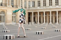 初音ミクフィギュアはフランスの歴史的建造物、パレ・ロワイヤルにも設置された。（Photo by KENSHU SHINTSUBO）