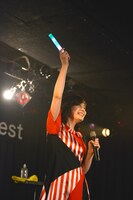 特に意味もなくステージに自前のネギライトを持ち込む南波志帆。