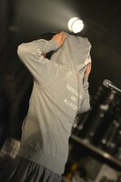 鹿間水月が着用したタルトタタンのオリジナルパーカー。背中には「TARTETATIN ARE ALLRIGHT」の文字が。