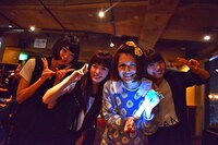 ライブを楽しみに来た振付師・竹中夏海（右から2番目）と記念撮影するNegicco。竹中先生の手にはネギライトが。