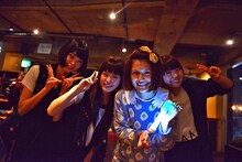 ライブを楽しみに来た振付師・竹中夏海（右から2番目）と記念撮影するNegicco。竹中先生の手にはネギライトが。