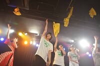 最後は今治タオルを高く放り上げて大団円。