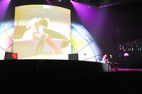 Twinkle5の原江梨子に背中を殴られ気を失う百田夏菜子。