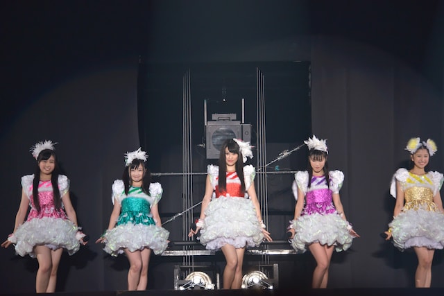 Twinkle5（11月22日、宮城・セキスイハイムスーパーアリーナにて行われた「ももいろクローバーZ JAPAN TOUR 2013 "GOUNN"」より）