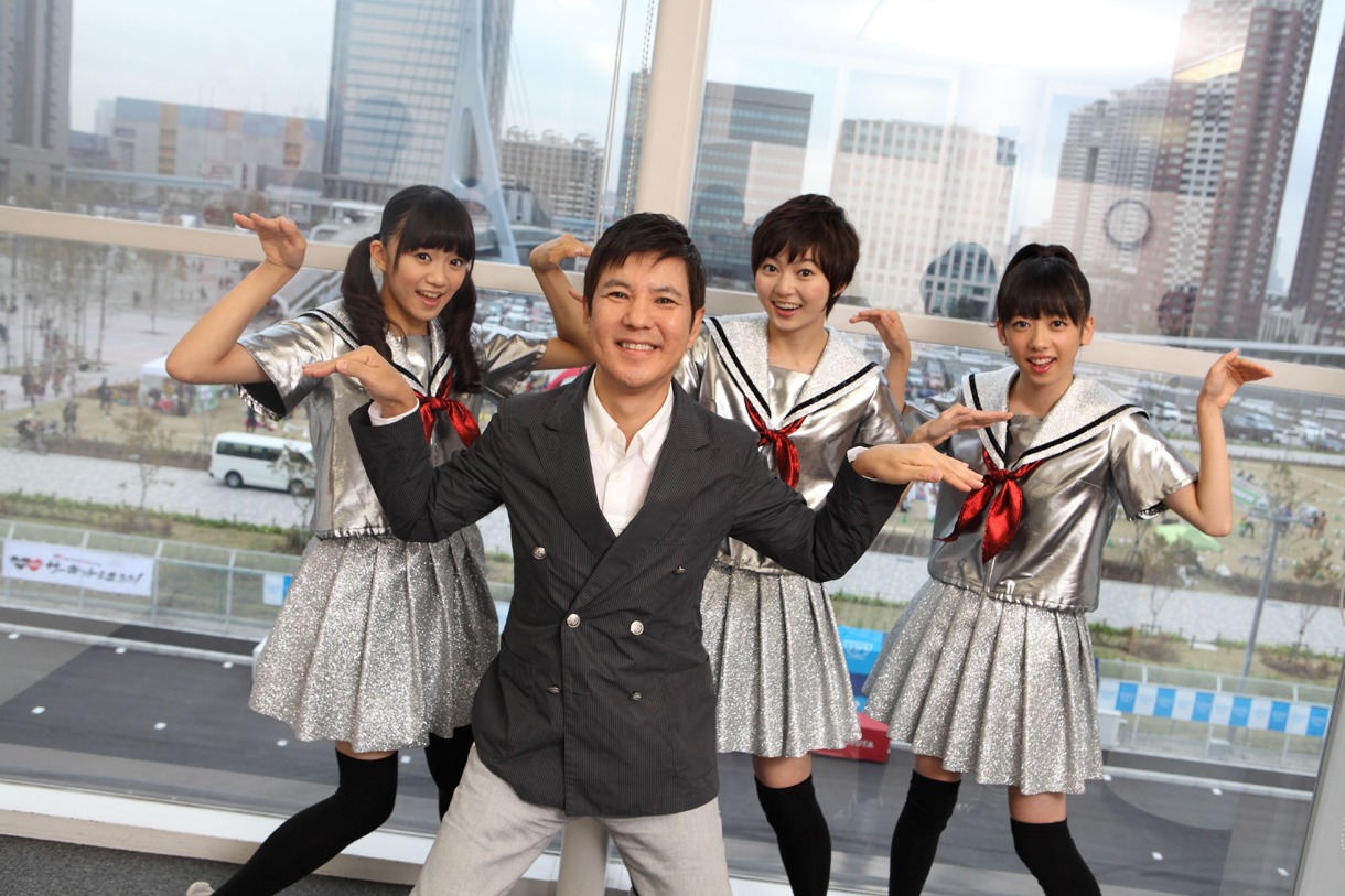 「未確認中学生X」のポーズを決める関根勤とエビ中の星名美怜、安本彩花、真山りか（左から）。