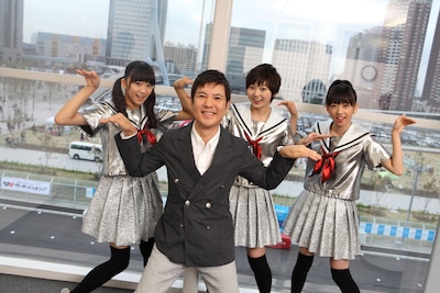 関根勤（手前）と、私立恵比寿中学の星名美怜、安本彩花、真山りか（左から）。