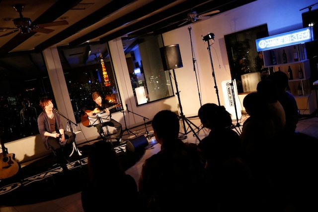 「J-WAVE BAR Vol.3」でアコースティックライブを披露する三浦大知。