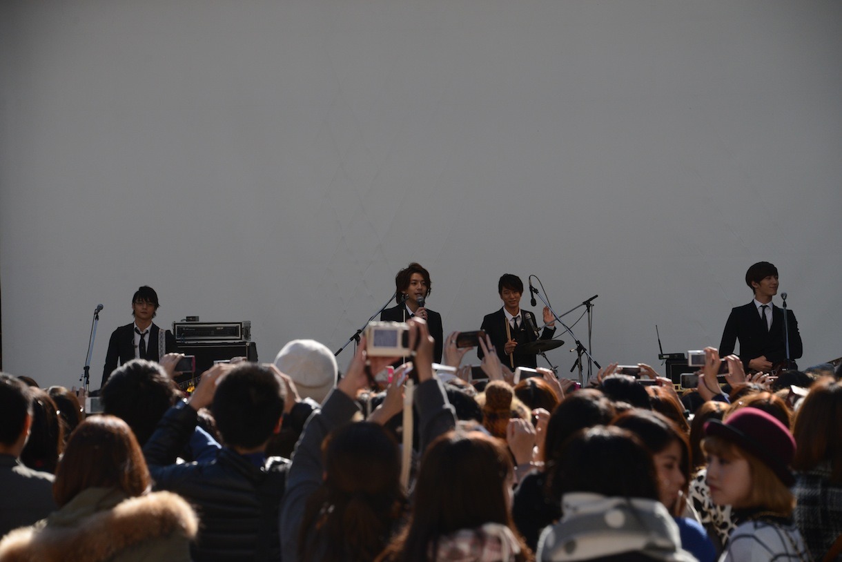 ライブ中は一般客の写真撮影も許可され、大勢の観客が4人を激写した。