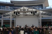 本日11月23日に神奈川・ラゾーナ川崎プラザで行われたCRUDE PLAYフリーライブの様子。