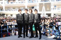 ファンとの記念撮影を行うCRUDE PLAY。