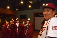 バックヤードでのももいろクローバーZ、田中将大投手。