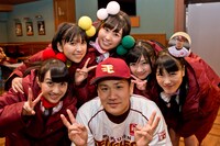 田中将大投手とももいろクローバーZ。