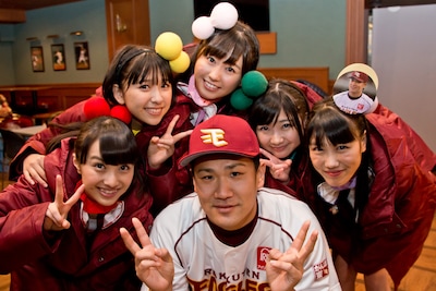 田中将大とももいろクローバーZ（写真は昨年11月に行われた「楽天イーグルス ファン感謝祭 東北ろっけんピっく2013」舞台裏の様子）。